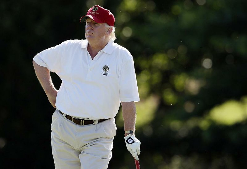 Presidential candidate Donald Trump said he never has played golf with former boxer Oscar De La Hoya and the fight promoter is lying in an effort to sell more tickets to his event this weekend.