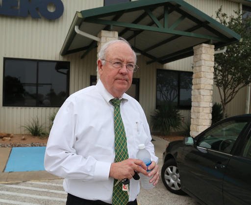 In this photo taken Wednesday, May, 25, 2016, Baylor President Ken Starr leaves a terminal at Waco airport in Waco, Texas. 