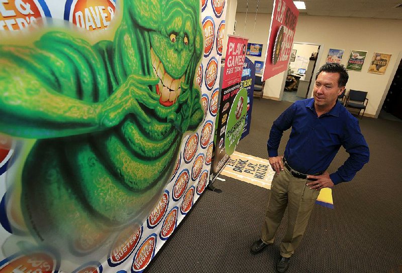 Magna IV Chief Executive Officer Kent Middleton looks at some of the items his company printed for Dave & Buster’s.