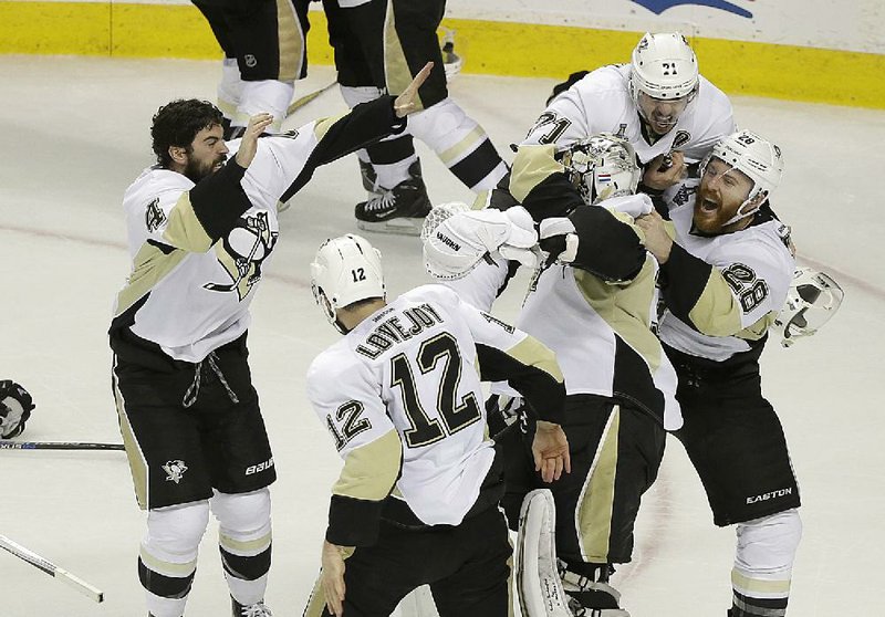 Pittsburgh players celebrate after beating San Jose 3-1 on Sunday to win their fi rst NHL Stanley Cup since 2009. Matt Murray had 18 saves and three players scored goals for Pittsburgh, which has now clinched each of its four championships on the road.
