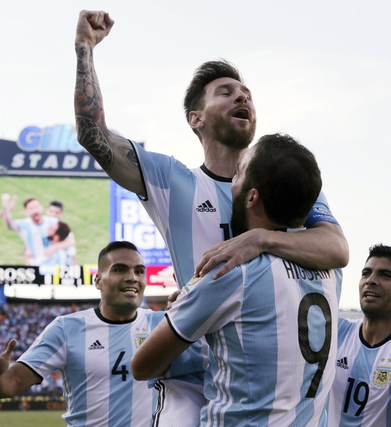 Messi wears three stars Argentina jersey in the stadium