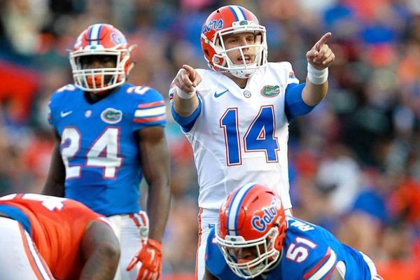 Florida quarterback Luke Del Rio points out defenders during the Orange and Blue Debut Spring Game at Ben Hill Griffin Stadium on Friday, April 8, 2016 in Gainesville, Fla. (Matt Stamey/The Gainesville Sun via AP)