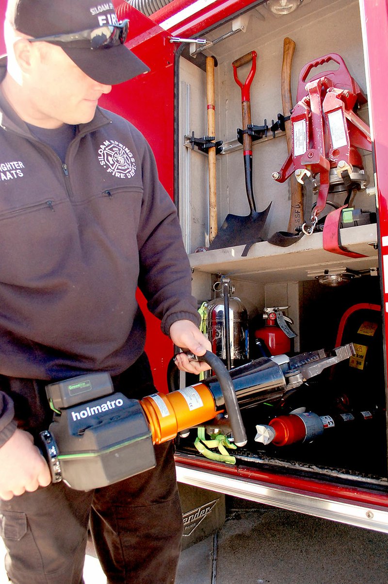 Jeff Della Rosa/Special to Siloam Proud Firefighter/paramedic John Staats shows a portable hydrulic tool, commonly called the Jaws of Life. A major advantage of the portable tool is that it doesn&#8217;t require hoses, which can get in the way.