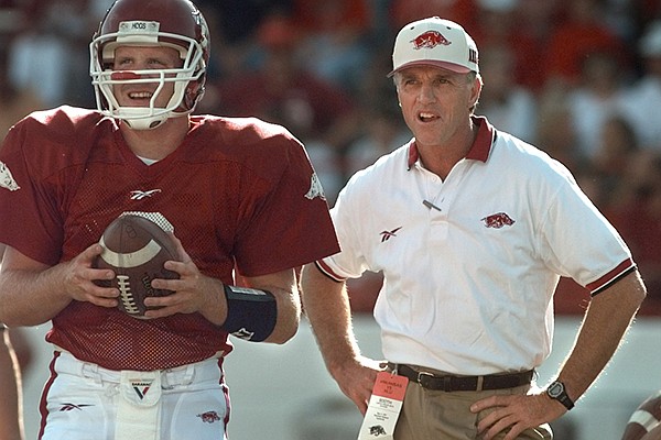 WholeHogSports - Joe Ferguson remembers a different O.J.