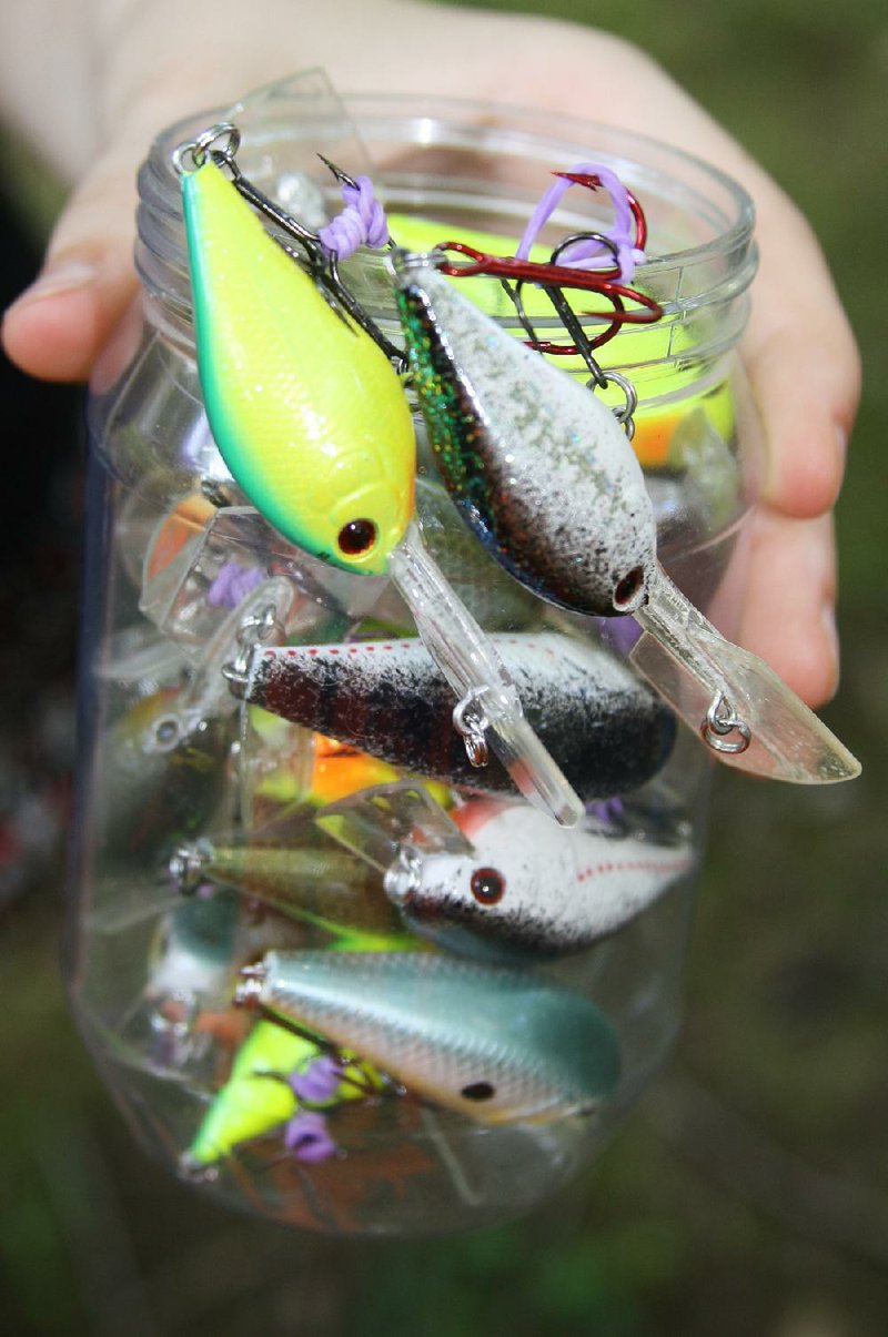 Hog-tying treble hooks on crankbaits with craft bands prevents the hooks from tangling, enabling you to store them in a jar. It’s one way to save space in small boats.