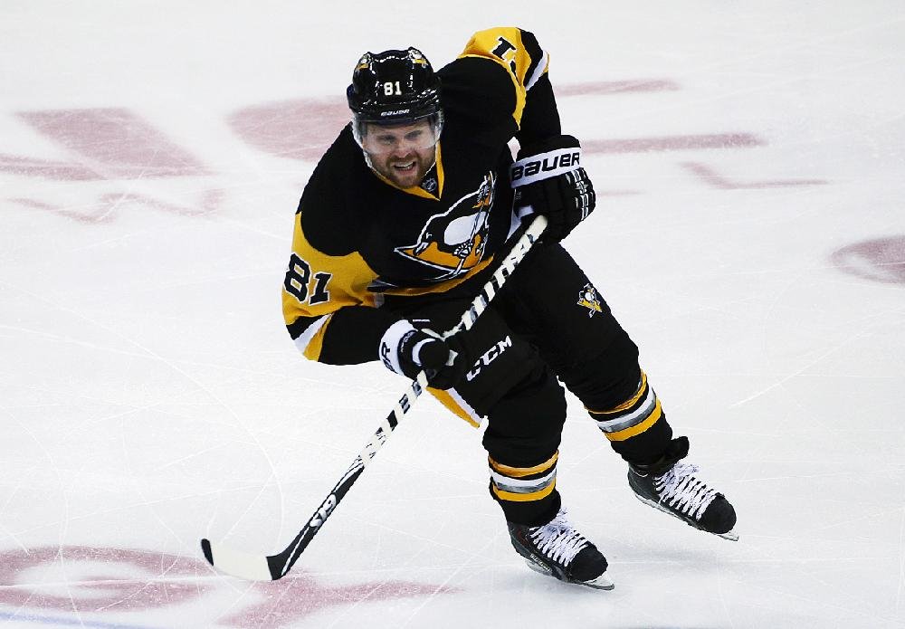 Penguins' Phil Kessel took the Stanley Cup to hospital for sick