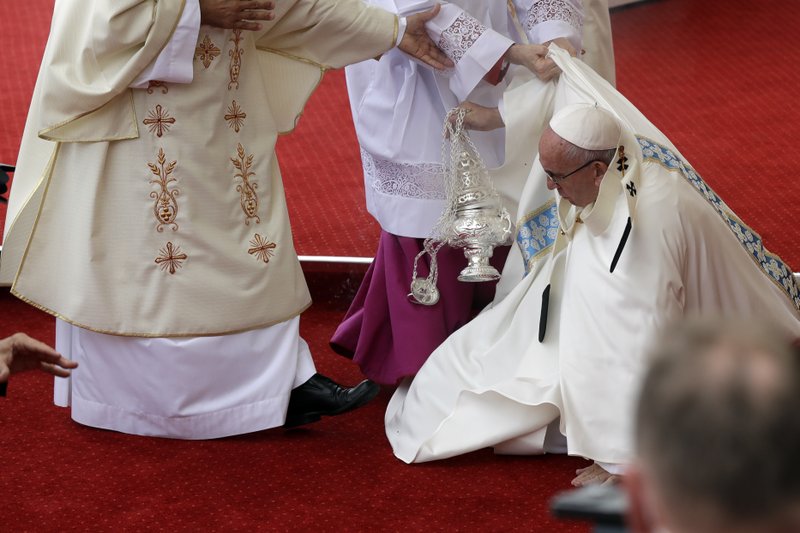 Pope Francis is helped by Vatican Master of Ceremonies, Mons. Guido Marini as he stumbles on the altar as he celebrates a mass in Czestochowa, Poland, Thursday, July 28, 2016. (AP Photo/Gregorio Borgia)
