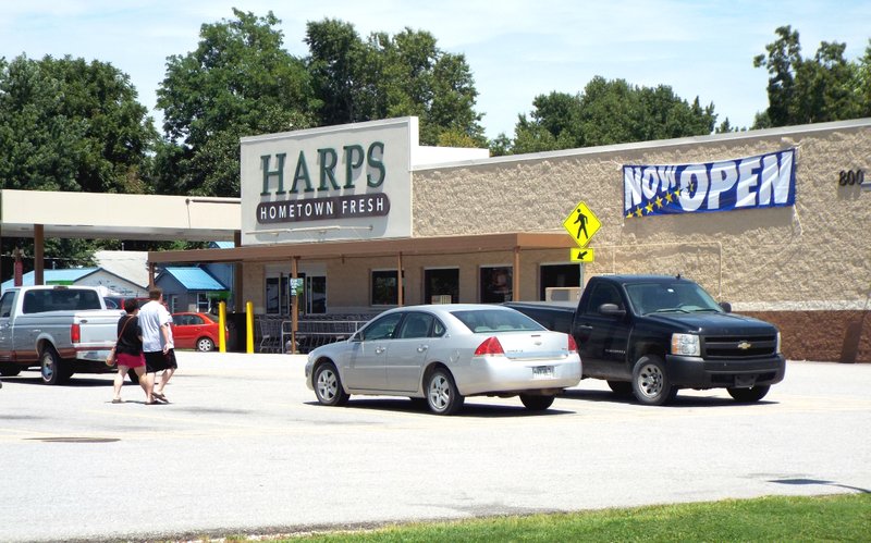  Harps opened its new store in Gravette on Wednesday, Aug. 3, and business was off to a good start. The store features a full line of groceries, and fuel, at the former Walmart Express location on Arkansas Highway 59 in Gravette.