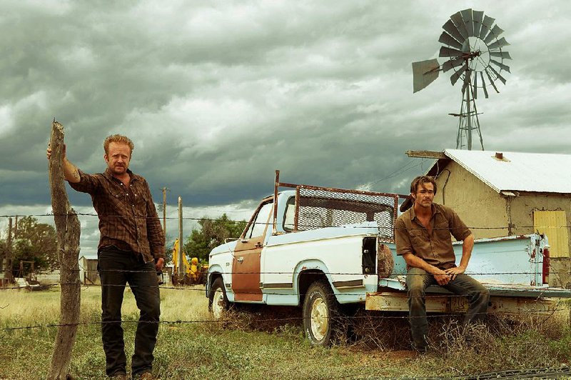 Brothers Tanner (Ben Foster) and Toby (Chris Pine) resort to desperate measures to try to save their family’s farm in rural West Texas in Hell or High Water.