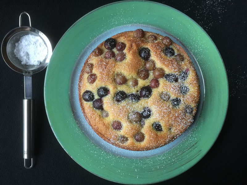 Cornmeal cake with olive oil and grapes 
