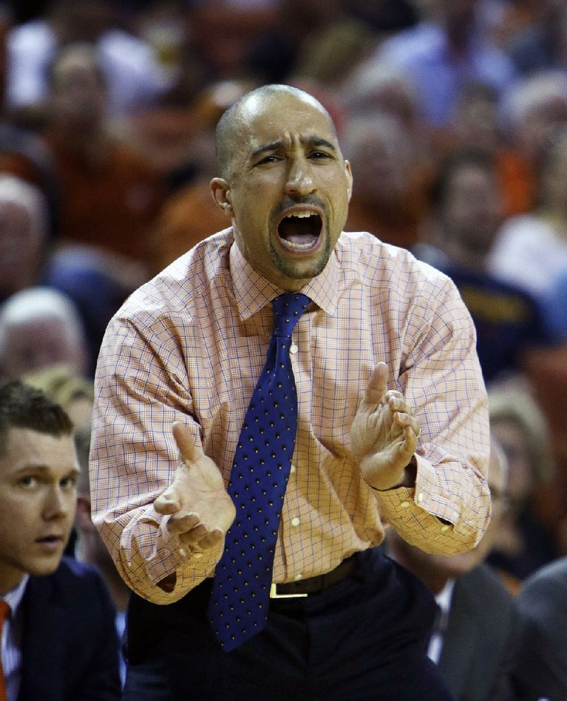 Texas men’s basketball Coach Shaka Smart won’t have to look for a new job for a while. Smart led the Longhorns to a 23-10 record last season, his fi rst with the team, and the university gave him a raise Friday and a contract extension that runs through 2023.