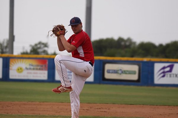 Horatio pitcher Wade Beasley throws during a 2016 game.