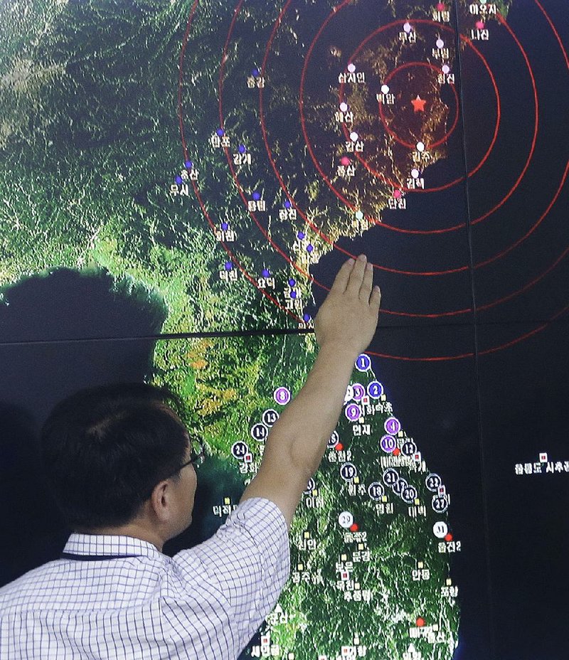 South Korean earthquake and volcano monitoring director Ryoo Yong-gyu on Friday at the agency’s office in Seoul shows the seismic waves from North Korea’s nuclear test. 