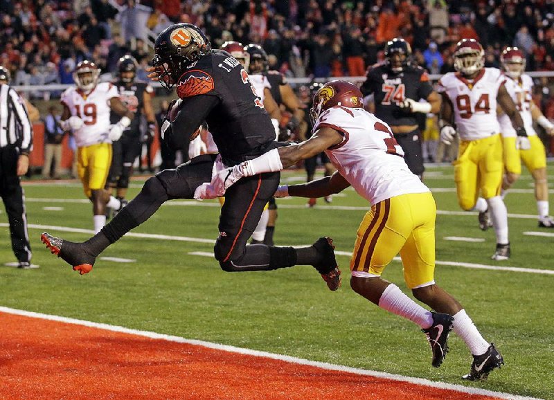 Utah quarterback Troy Williams (left) scores a touchdown in the first half of the Utes’ 31-27 victory over Southern California. The Utes scored the game-winning touchdown with 23 seconds left.