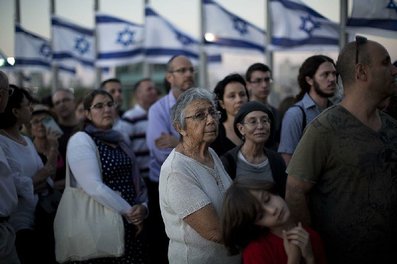 Israelis wait in line Thursday in Knesset plaza in Jerusalem to pay their final respects to former Israeli President Shimon Peres. 