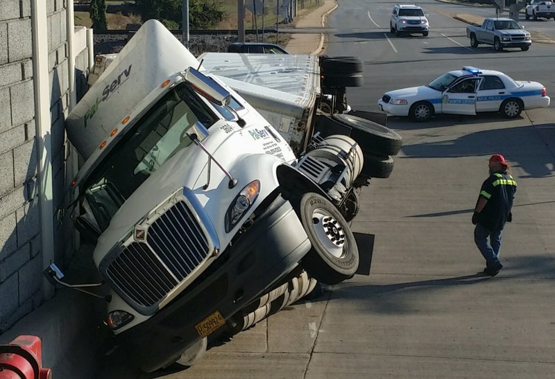 PHOTO: 18-wheeler Flips At I-40 On-ramp In North Little Rock; Crews ...