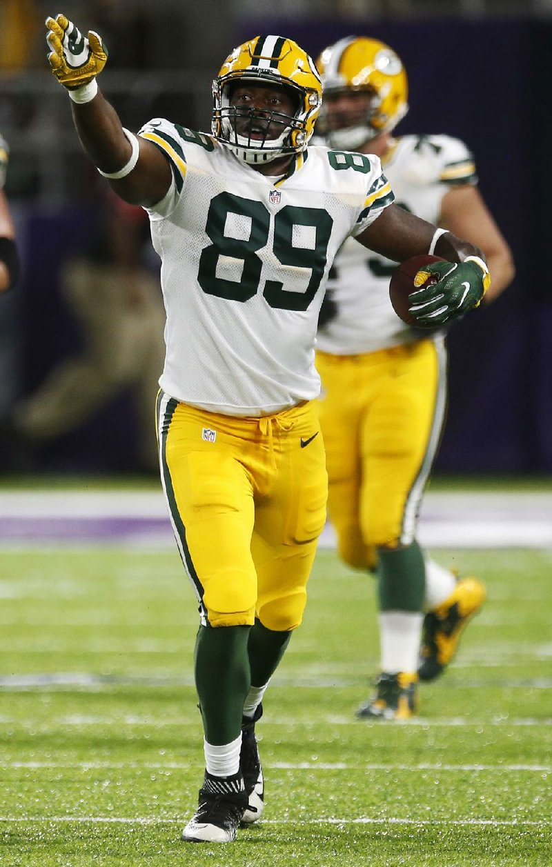 Green Bay Packers tight end Jared Cook got an unwanted surprise included in his chicken wings during a visit to Buffalo Wild Wings — a chicken head.