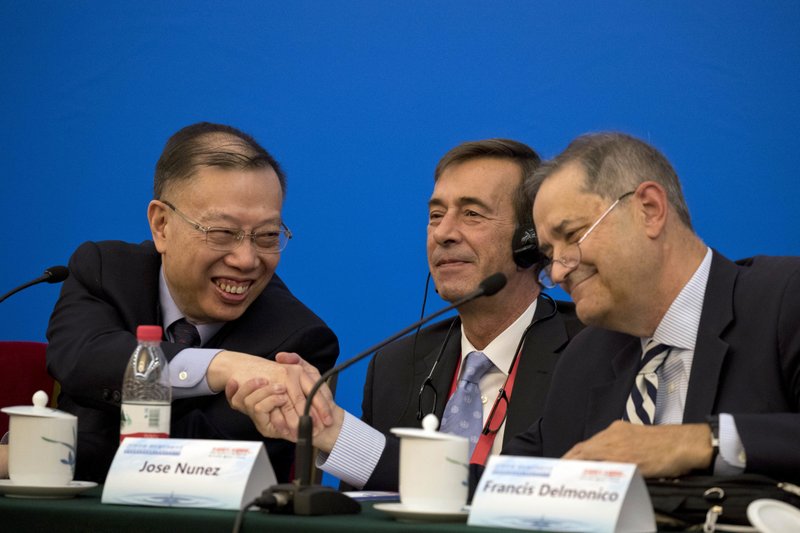 Huang Jiefu, left, director of China's Organ Donation and Transplantation Committee, shakes hands with Francis L. Delmonico, a longtime surgeon and a professor at Harvard Medical School, during a press conference for the China International Organ Donation Conference at the Great Hall of the People in Beijing Monday, Oct. 17, 2016. Surgeons from around the world gathered at a conference in Beijing on Monday in China's latest effort to fight persistent skepticism about whether its hospitals have stopped performing transplants with the organs of executed prisoners. (AP Photo/Ng Han Guan)