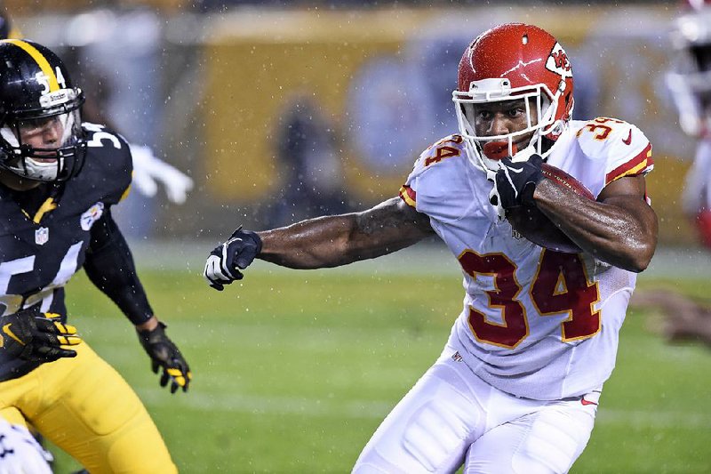 Former Arkansas Razorbacks running back Knile Davis (34) was traded Tuesday by the Kansas City Chiefs to the Green Bay Packers, who gave up a conditional draft pick to add depth to an injury-riddled backfield. 