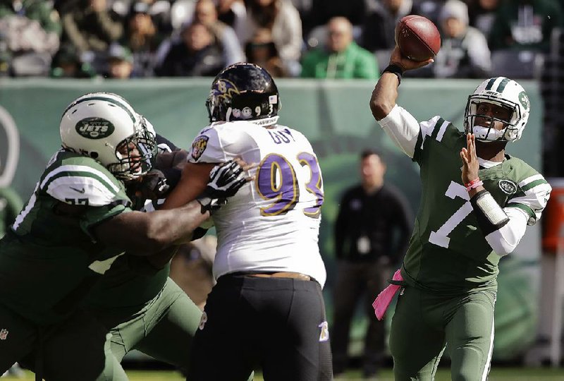 New York Jets quarterback Geno Smith made his first start of the season Sunday, but was forced to make an early exit after injuring his right knee during the second quarter.