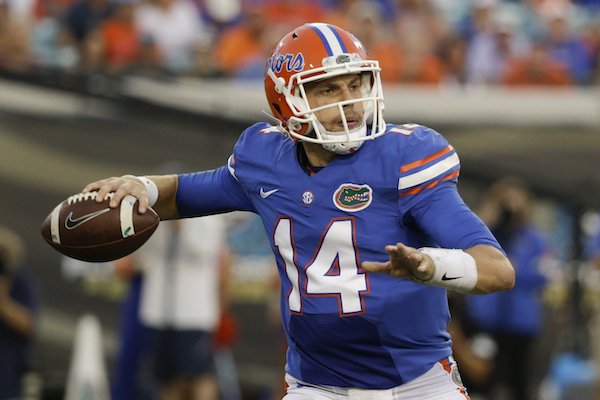 Florida quarterback Luke Del Rio throws a pass against Georgia during the second half of an NCAA college football game, Saturday, Oct. 29, 2016, in Jacksonville, Fla.