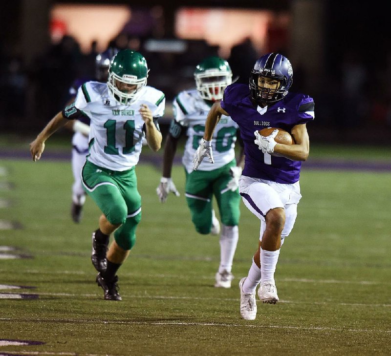 Fayetteville’s Cody Gray breaks away from Van Buren defenders on his way to a 69-yard touchdown during Friday night’s game.