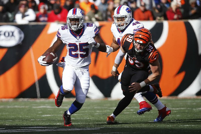 Buffalo Bills running back LeSean McCoy (25) breaks away from Cincinnati Bengals inside linebacker Nick Vigil (59) during the first half of Sunday’s game in Cincinnati. McCoy had 5 carries for 33 yards and touchdown before leaving with an injured thumb.