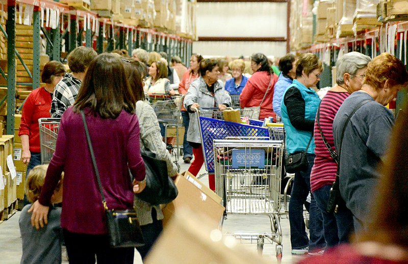 Janelle Jessen/Herald-Leader Customers crowded the aisles of DaySpring&#8217;s warehouse during the outlet sale on Friday morning.