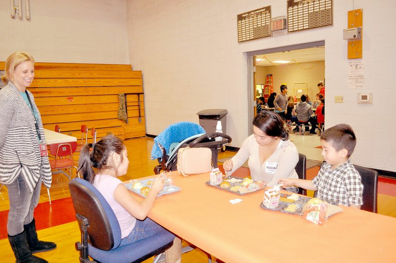 RACHEL DICKERSON/MCDONALD COUNTY PRESS Noel Elementary Principal Samantha Buckridge visits with Karla Olmedo, who came to the school&#8217;s Thanksgiving meal to have lunch with her daughter, Katherine Gonzalez, and son, Sven Jiminez.