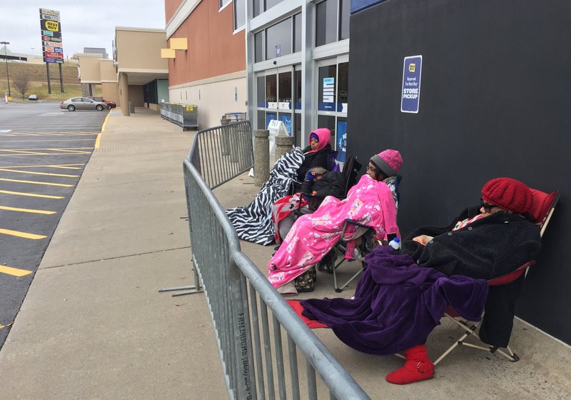 SheNee Ross and her sister, Shay Meeks, hunker down in coats, hats and blankets outside a North Little Rock Best Buy on Thursday morning.