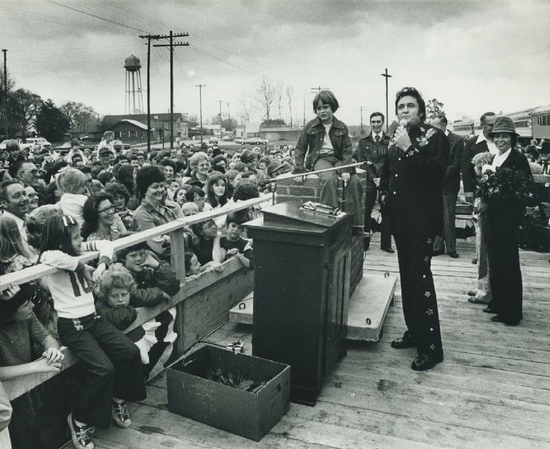 Johnny Cash addresses a crowd in Kingsland on March 20, 1976, before a short train trip to Rison. 