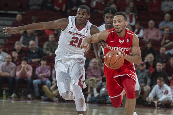 Manuale Watkins (21) of Arkansas defends Galen Robinson Jr. (25) of Houston on Tuesday, Dec. 6, 2016, at Bud Walton Arena in Fayetteville.