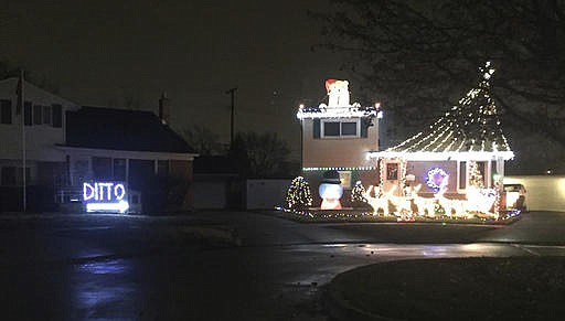 PHOTO: With 'Ditto' in lights, family concedes to next-door holiday ...