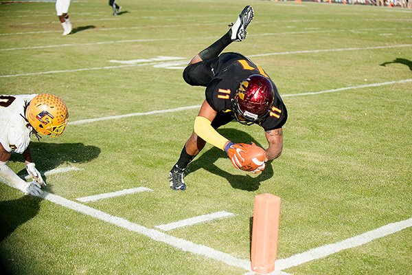 Arizona Western tight end Jeremy Patton runs after the catch during the El Toro Bowl against Garden City Community College on Saturday, Dec. 3, 2016, in Yuma, Ariz.	