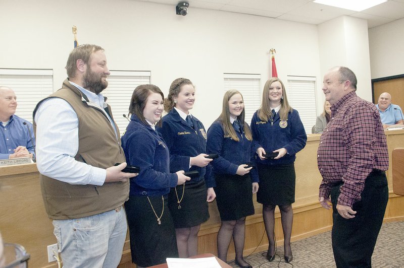 LYNN KUTTER ENTERPRISE-LEADER Farmington Mayor Ernie Penn, right, presents a key to the city to the Farmington FFA Livestock Judging Team for its accomplishments in 2016: coach Clayton Sallee, Dixie Miller, Corrine Burrus, Jessika Calhoon and Blayke Rogers.