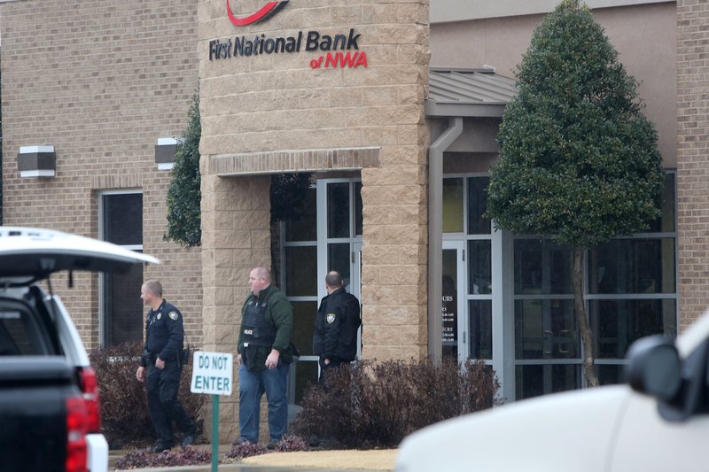 2 armed robbers take cash from Arkansas bank, police say