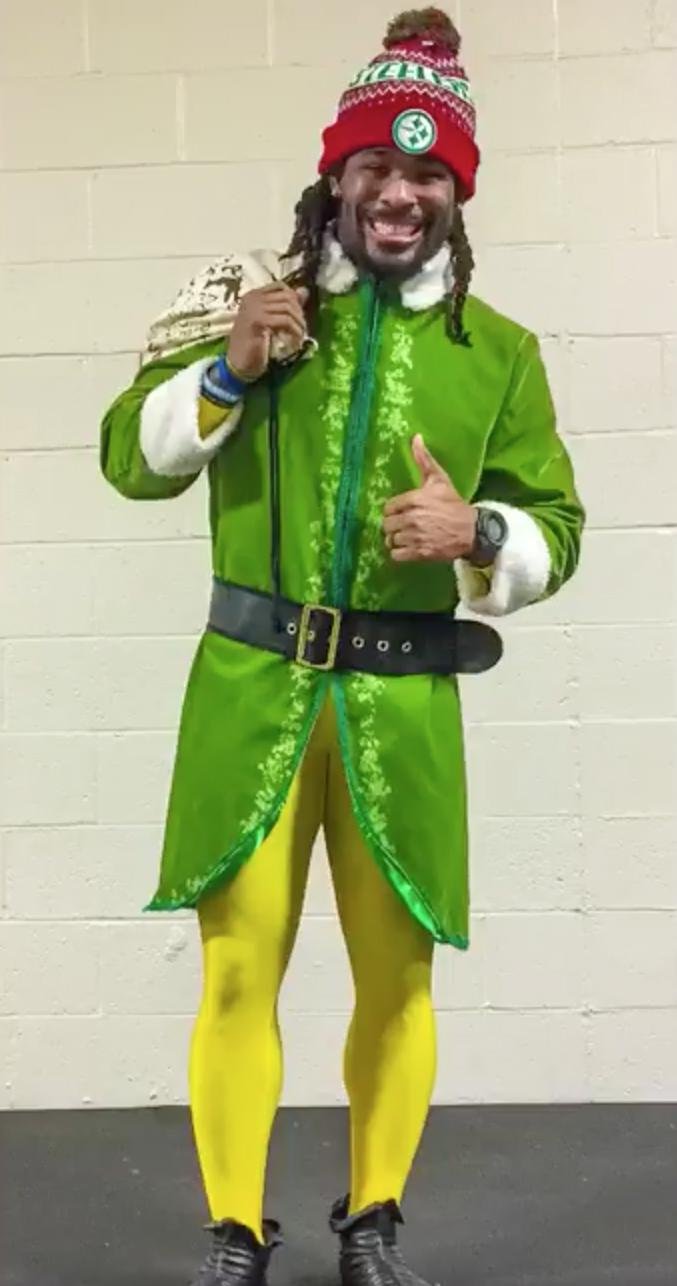 Pittsburgh running back DeAngelo Williams (Wynne) was in the Christmas spirit Sunday when he arrived at
Heinz Field before the Steelers’ AFC North division game against Baltimore dressed up as Buddy the Elf.