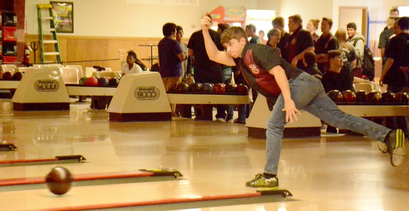 Graham Thomas/Siloam Sunday Siloam Springs bowler Karterr Barlow rolled a 199 on Thursday against Van Buren in the Panthers&#8217; victory over the Pointers.