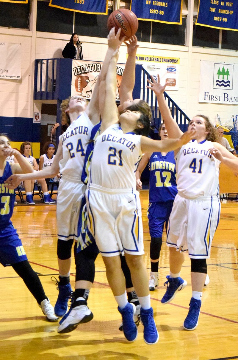 Photo by Mike Eckels Decatur&#8217;s Sammie Skaggs (24), Maritza Monterossa (21) and Savanna Dodson (41), fought for the rebound with a Kingston player during the Lady Bulldog-Lady Yellowjacket basketball contest at Peterson Gym in Decatur on Jan. 10.