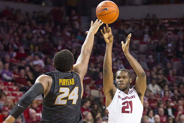 Arkansas' Manny Watkins shoots over Missouri's Kevin Puryear during a game Saturday, Jan. 14, 2017, in Fayetteville. 