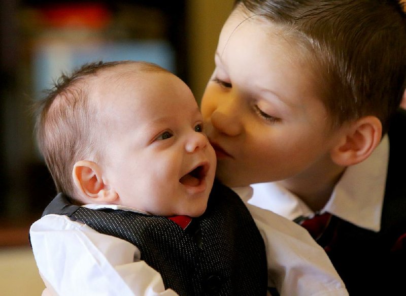 12/8/16
Arkansas Democrat-Gazette/STEPHEN B. THORNTON
Alex Forrester, 4, smooches on his 2 month old brother Kayden at their North Little Rock home earlier this month. The Forrester family lost their 2 month old Avah Mae Forrester to SIDS on December 30 of last year.
SIDS-WITH STORY
FRANK FELLONE STORY SERIES
