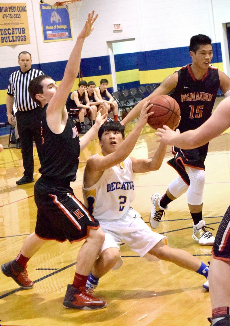 Photo by Mike Eckels Leng Lee (Decatur 2), in his final appearance at home, looks to put up a shot against a host of Highlander defenders during the Decatur-Eureka Springs basketball contest at Peterson Gym in Decatur Feb. 3.