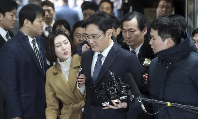 Lee Jae-yong, the vice chairman of Samsung Electronics, center, is questioned by reporters upon his arrival for a hearing at the Seoul Central District Court in Seoul, South Korea, Thursday, Feb. 16, 2017. 