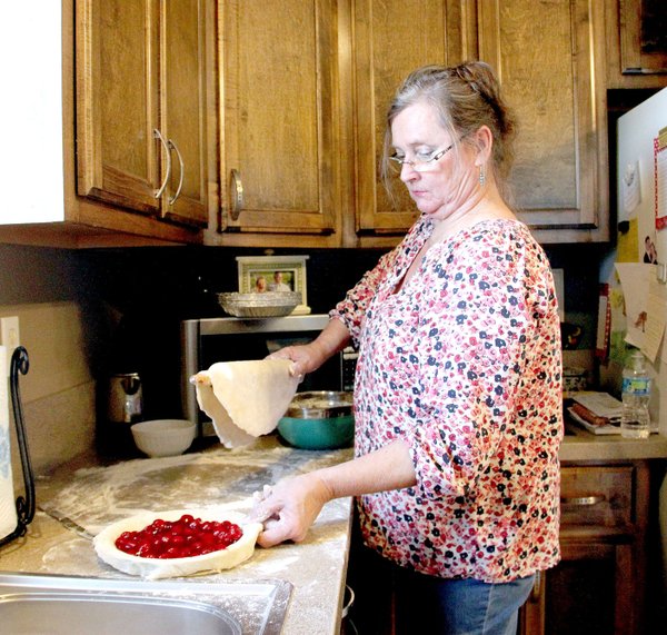 Prairie Grove's 'Pie Lady' gives away 5,000th pie Northwest Arkansas