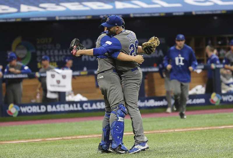 Pitcher Josh Zeid (right) and catcher Ryan Lavarnway helped Israel finish off an upset when it defeated South
Korea 2-1 in 10 innings Monday at the World Baseball Classic.