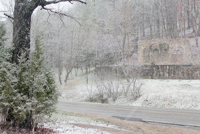 Keith Bryant/The Weekly Vista Saturday&#8217;s dusting of snow provides contrast to winter&#8217;s normally drab hillsides, making the terrain and somewhat hidden things &#8212; such as the caretaker&#8217;s cottage alongside Wonderland Cave&#8217;s entrance on Dartmoor Road &#8212; stand out.