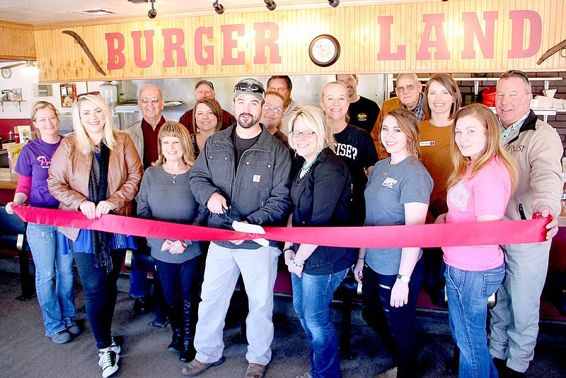 LYNN KUTTER ENTERPRISE-LEADER Lincoln Area Chamber of Commerce recently held a ribbon cutting ceremony for Burger Land and its new owners, Gary and Amy Ezell, center. The couple purchased the restaurant on Jan. 3.