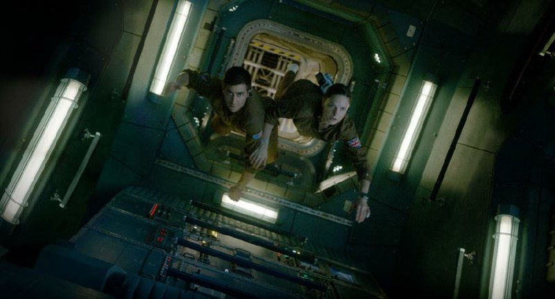 Miranda North (Rebecca Ferguson) and David Jordan (Jake Gyllenhaal) have to keep a malevolent, rapidly evolving biological agent from reaching Earth in Life.