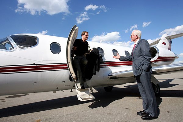 Arkansas athletics director Frank Broyles greets Dana Altman as he steps off a university plane on Tuesday, April 2, 2007, at Drake Field in Fayetteville. Altman would be introduced as the Razorbacks' head basketball coach later that day, but quit 24 hours later to return to his old job at Creighton. 