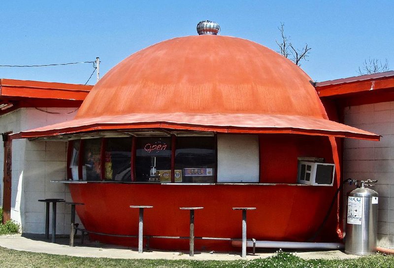 The Mammoth Orange Cafe in Redfi eld, off Interstate 530 between Little Rock and Pine Bluff, is modeled on a similarly dome-shaped eatery in California.
